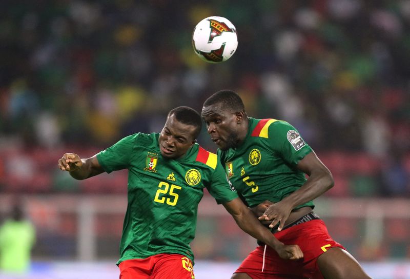 &copy; Reuters. لاعبان من الفريق الكاميروني أثناء المباراة أمام مصر يوم الخميس في ياوندي. تصوير محمد عبد الغني - رويترز.