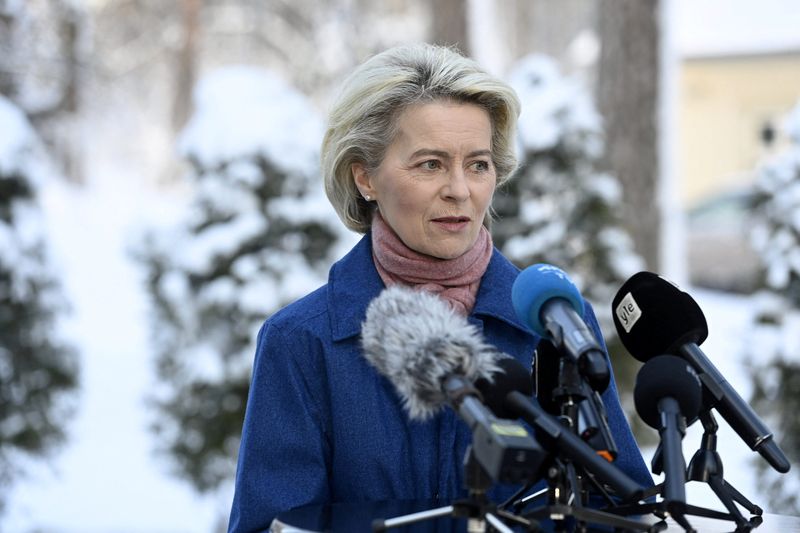 &copy; Reuters. رئيسة المفوضية الأوروبية أورسولا فون دير لاين في فنلندا يوم الخميس في صورة حصلت عليها رويترز من وكالة ليتيكوفا المصورة.