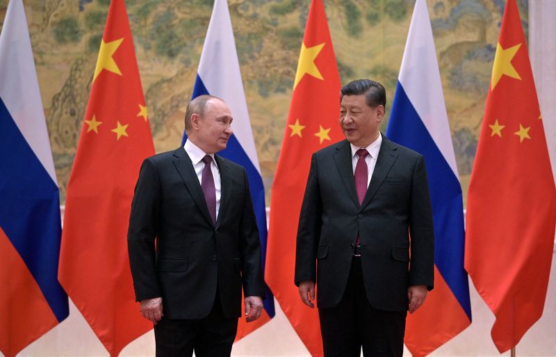 © Reuters. الرئيس الروسي فلاديمير بوتين خلال اجتماع مع الرئيس الصيني شي جين بينغ يوم الجمعة في صورة حصلت عليها رويترز من وكالة سبوتنيك للأنباء.