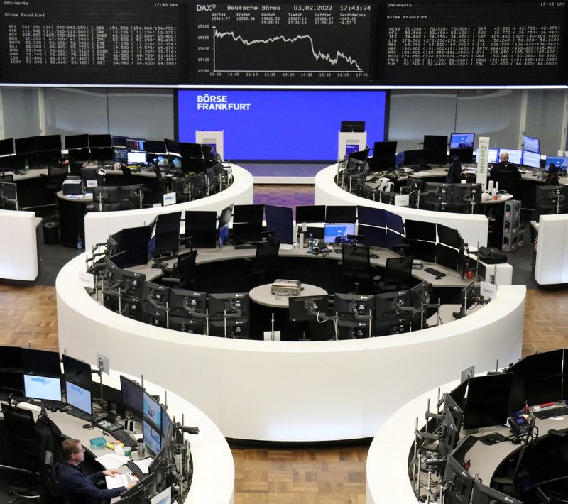 © Reuters. FOTO DE ARCHIVO: El gráfico del índice de precios alemán DAX en una pantalla en el interior de la Bolsa de Fráncfort, Alemania, el 3 de febrero de 2022. REUTERS/Personal