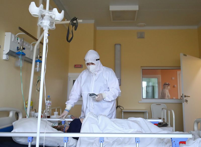 © Reuters. A medical specialist tends to a patient suffering from the coronavirus disease (COVID-19) at a local hospital in the town of Kalach-on-Don in Volgograd Region, Russia November 14, 2021. REUTERS/Kirill Braga