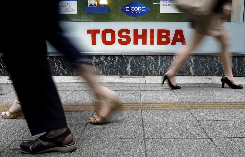 &copy; Reuters. FILE PHOTO: Pedestrians walk past a Toshiba Corp logo outside an electronics retailer in Tokyo, Sept. 14, 2015. REUTERS/Toru Hanai/File Photo