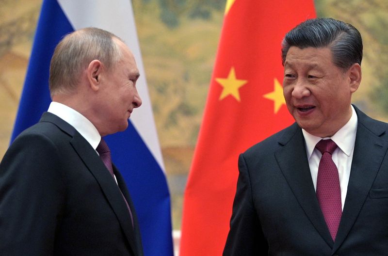 &copy; Reuters. 　２月４日、ロシアのプーチン大統領（写真左）と中国の習近平国家主席（同右）は北京で会談し、北大西洋条約機構（ＮＡＴＯ）の拡大停止を求める共同声明を出した。ロシア大統領府提