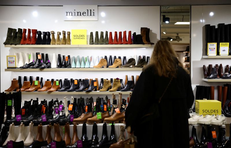 &copy; Reuters. Consumidora faz compras em loja de departamento de Paris
12/01/2022
REUTERS/Sarah Meyssonnier