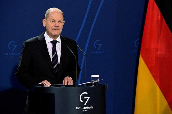 &copy; Reuters. German Chancellor Olaf Scholz speaks during a joint news conference with French President Emmanuel Macron (not pictured) ahead of talks at the Chancellery in Berlin, Germany, January 25, 2022. Tobias Schwarz/Pool via REUTERS
