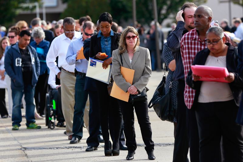 © Reuters. People wait in line to enter the Nassau County Mega Job Fair at Nassau Veterans Memorial Coliseum in Uniondale, New York October 7, 2014. REUTERS/Shannon Stapleton/File Photo