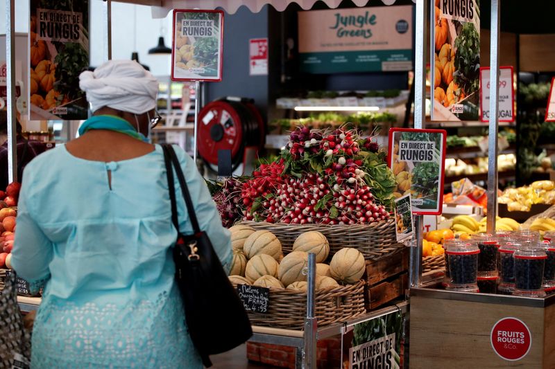 &copy; Reuters. Consumidora faz compras em supermercado de Paris
07/08/2020
REUTERS/Benoit Tessier
