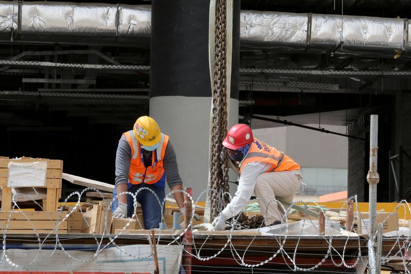 &copy; Reuters. عمال في موقع للبناء بالعاصمة السعودية الرياض في صورة من أرشيف رويترز.