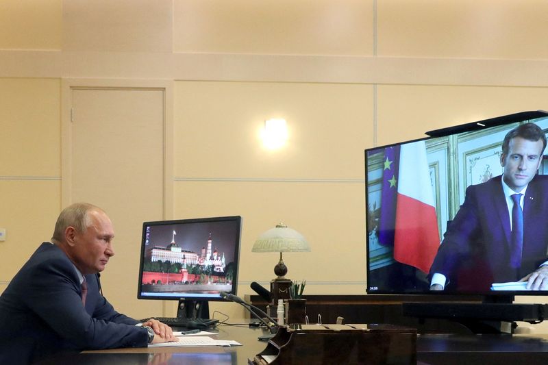 &copy; Reuters. FILE PHOTO: Russia's President Vladimir Putin speaks with his French counterpart Emmanuel Macron during a video conference call at the Novo-Ogaryovo state residence outside Moscow, Russia June 26, 2020. Sputnik/Mikhail Klimentyev/Kremlin via REUTERS