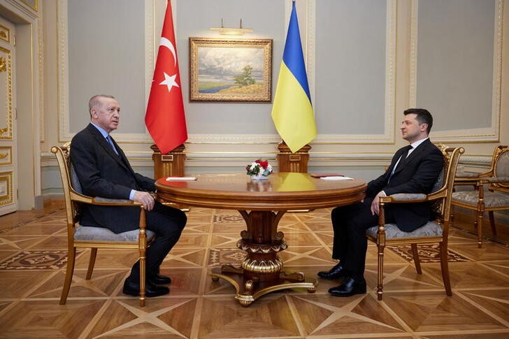 &copy; Reuters. Turkish President Tayyip Erdogan meets with Ukrainian President Volodymyr Zelenskiy in Kyiv, Ukraine February 3, 2022. Ukrainian Presidential Press Service/Handout via REUTERS ATTENTION EDITORS - THIS IMAGE WAS PROVIDED BY A THIRD PARTY.