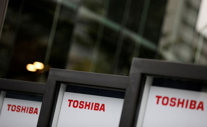 © Reuters. FILE PHOTO: Logos  of Toshiba are pictured at a venue of Toshiba Corp's annual general meeting with its shareholders in Tokyo, Japan, June 25, 2021.   REUTERS/Kim Kyung-Hoon/File Photo