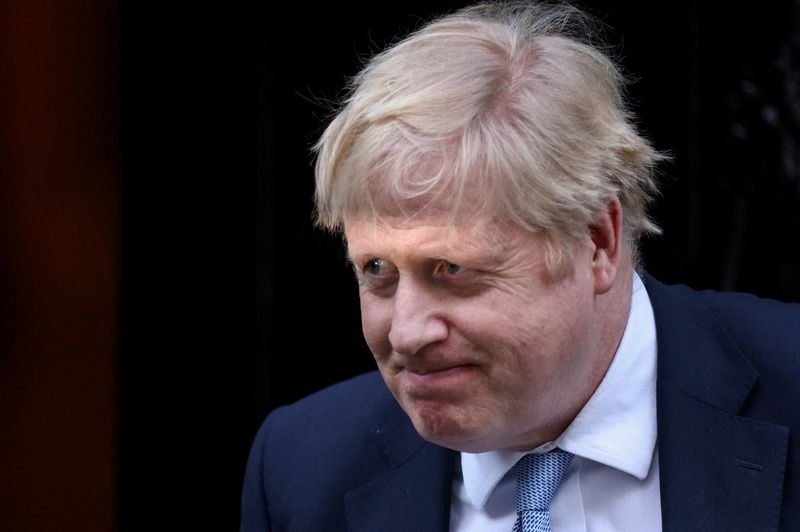 &copy; Reuters. FOTO DE ARCHIVO: El primer ministro británico, Boris Johnson, camina frente al número 10 de Downing Street en Londres, Reino Unido, el 31 de enero de 2022. REUTERS/Henry Nicholls