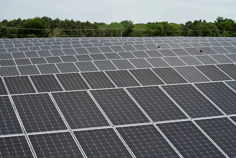 © Reuters. FILE PHOTO: Rows of solar panels at the Toms River Solar Farm which was built on an EPA Superfund site in Toms River, New Jersey, U.S., 26 May, 2021. Picture taken May 26, 2021. REUTERS/Dane Rhys/File Photo