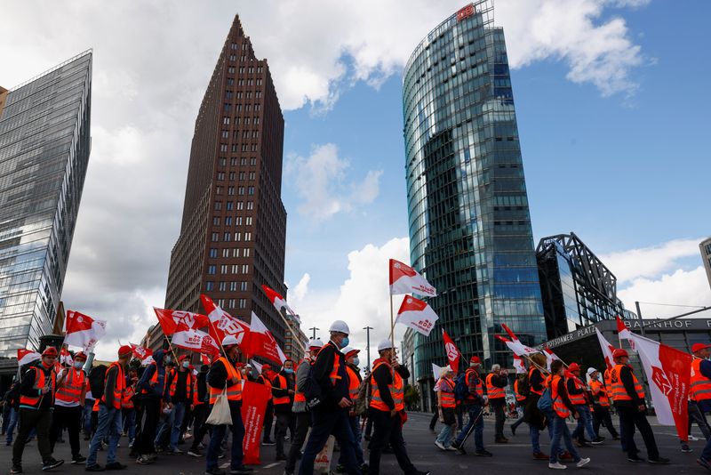 &copy; Reuters. Profissionais da construção civil protestam em Berlim por melhores salários e condições de trabalho
06/10/2021
REUTERS/Michele Tantussi