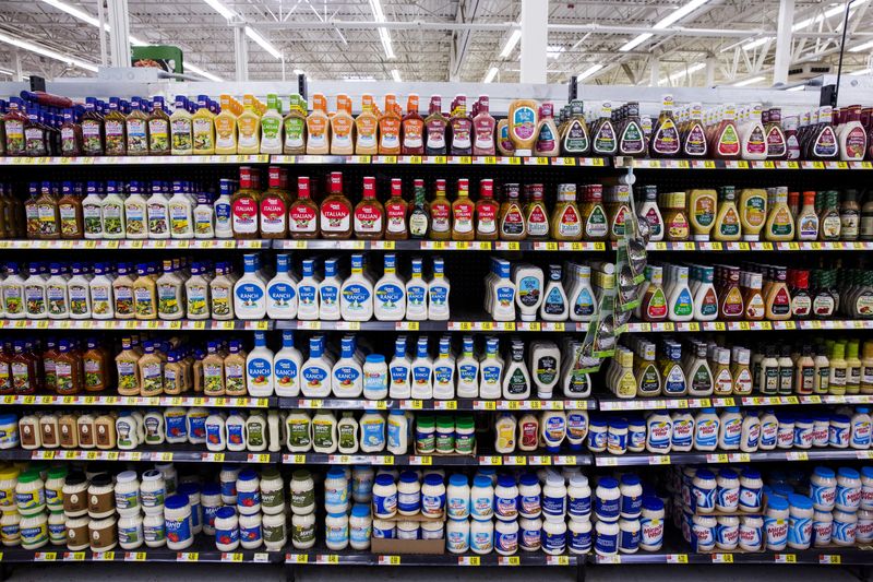 © Reuters. Aderezos para ensaladas en una tienda Walmart en Secaucus, Nueva Jersey, el 11 de noviembre de 2015. REUTERS/Lucas Jackson