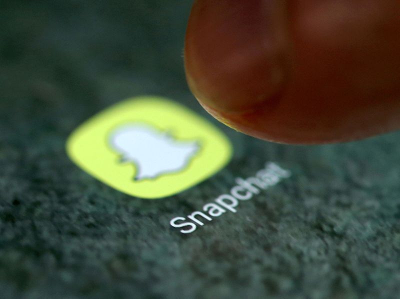 &copy; Reuters. FILE PHOTO: The Snapchat app logo is seen on a smartphone in this picture illustration taken September 15, 2017. REUTERS/Dado Ruvic/Illustration//File Photo