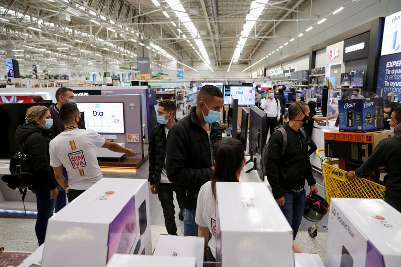 &copy; Reuters. Consumidores fazem compras em supermercado de Bogotá
28/10/2021
REUTERS/Luisa Gonzalez