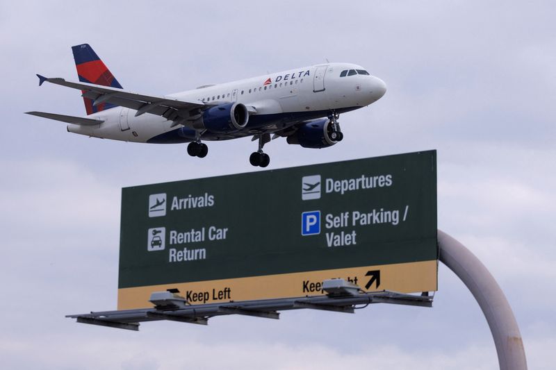 &copy; Reuters. FILE PHOTO: A Delta Air Lines commercial aircraft approaches to land at John Wayne airport in Santa Ana, California U.S. January 18, 2022. REUTERS/Mike Blake
