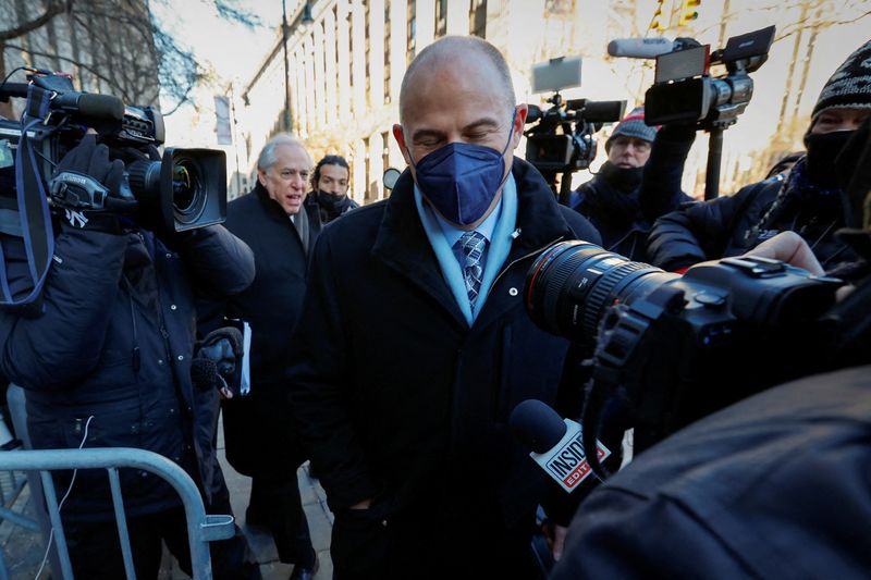 &copy; Reuters. FILE PHOTO: Former attorney Michael Avenatti makes his way through a crowd of news cameras as he arrives at the United States Courthouse during his criminal trial in Manhattan in New York City, New York, U.S., January 27, 2022. REUTERS/Mike Segar/File Pho