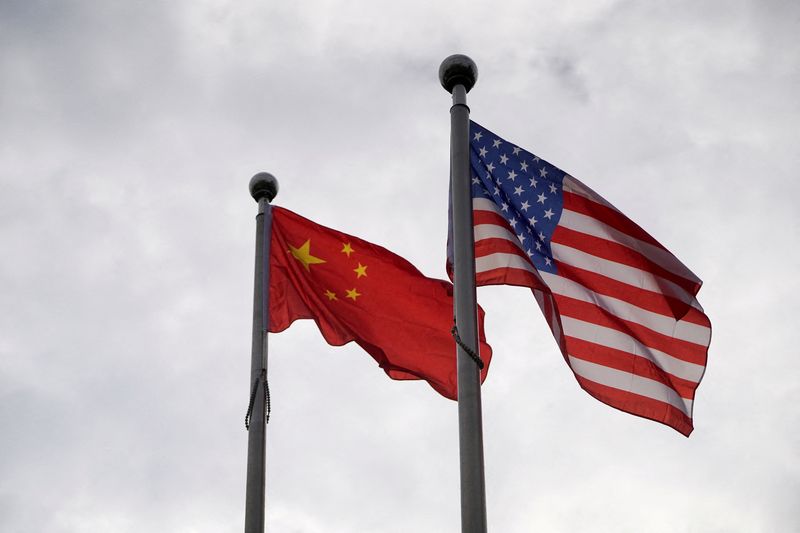 &copy; Reuters. Bandeiras da China e dos EUA em prédio de Xangai
16/11/2021. REUTERS/Aly Song