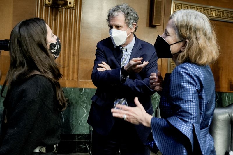 &copy; Reuters. FILE PHOTO: U.S. Senator Sherrod Brown (D-OH) chats with Sarah Bloom Raskin, who is nominated to be vice chair for supervision and a member of the Federal Reserve's Board of Governors, and her daughter Hannah Raskin, following a Senate Banking, Housing an