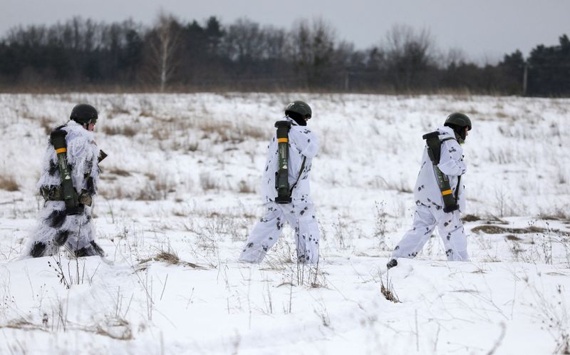 &copy; Reuters. جنود أوكرانيون يحملون معدات عسكرية أمريكية خلال تدريبات يوم الجمعة في اقليم لفيف. تصوير: رومان بالوك - رويترز. 