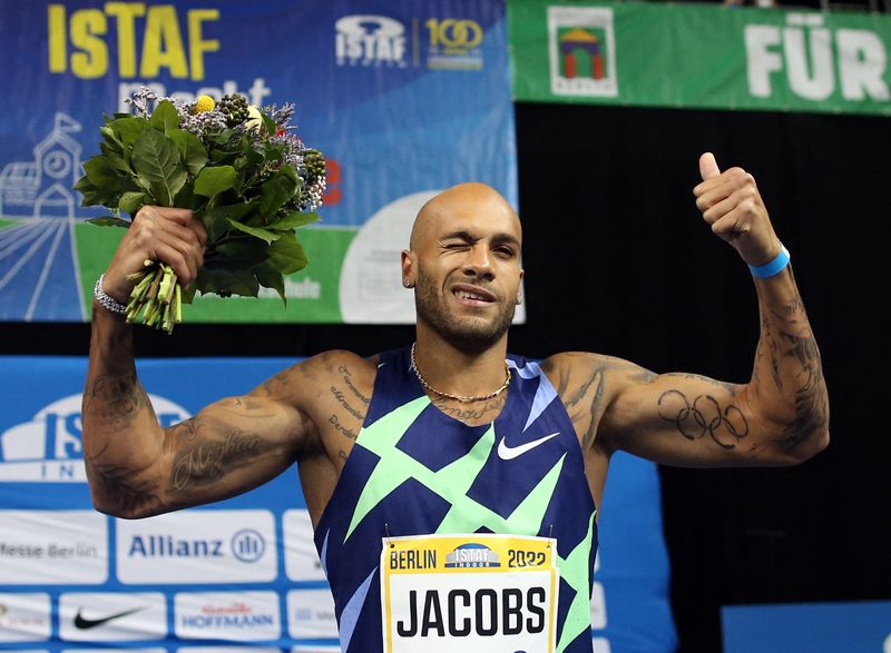 &copy; Reuters. البطل الأولمبي الإيطالي لامونت مارسيل جاكوبس يحتفل بفوزه بسباق 60 متر عدوا في برلين يوم الجمعة. تصوير: كاثرين مولر - رويترز. 