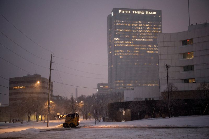 &copy; Reuters. 米中部が激しい大雪に見舞われる中、４日には数十万の世帯や企業で停電が発生した。オハイオ州で２日撮影（２０２２年　ロイター/Gaelen Morse）