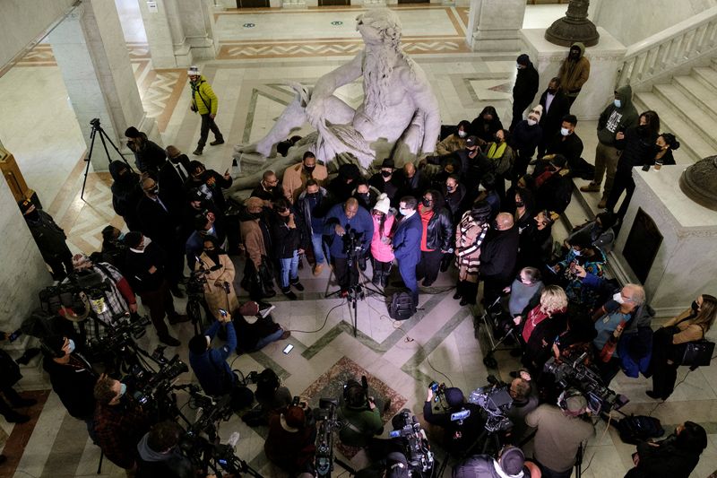 © Reuters. Andrew Tyler, uncle of Amir Locke, is surrounded by family as he calls for accountability at a news conference regarding the death of Locke, who was shot and killed by Minneapolis police's SWAT team, in Minneapolis, Minnesota, U.S., February 4, 2022. REUTERS/Tim Evans  