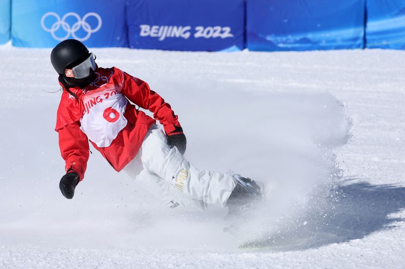 &copy; Reuters. 北京冬季五輪のスノーボード女子スロープスタイル予選、１７歳の村瀬心椛は２位で予選通過を決めた（２０２２年　ロイター）