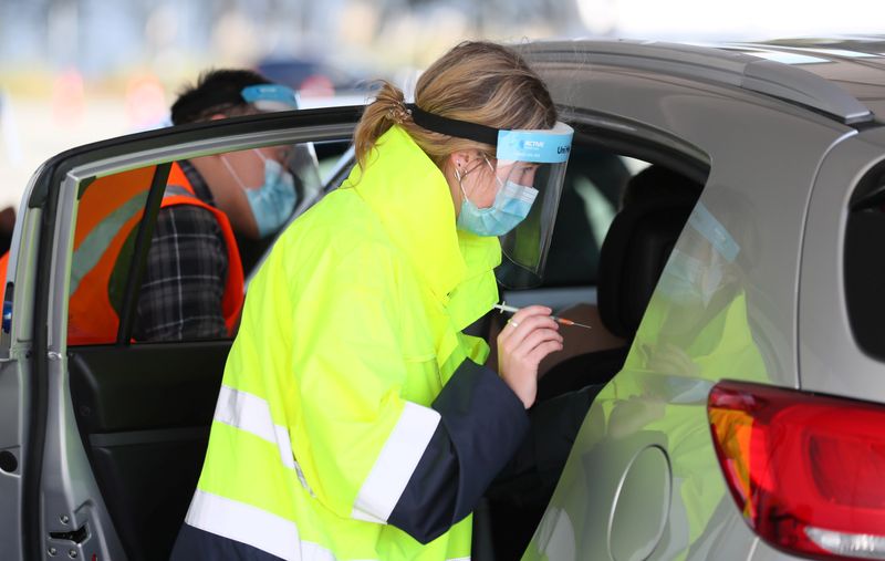 &copy; Reuters. Health workers attend to members of the public at a drive-through coronavirus disease (COVID-19) vaccination clinic at Auckland Airport Park and Ride during a single-day vaccination drive, aimed at significantly increasing the percentage of vaccinated peo