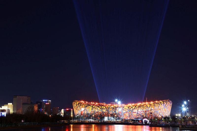 © Reuters. منظر عام لافتتاح دورة الألعاب الأولمبية الشتوية في بكين يوم الجمعة. تصوير: تيرون سيو - رويترز.