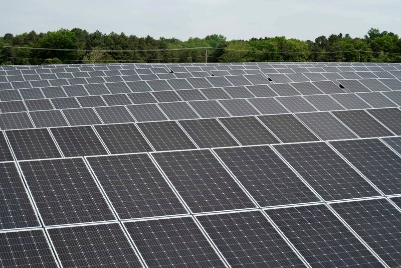 &copy; Reuters. صفوف من الألواح الشمسية في مزرعة نهر تومز للطاقة الشمسية والتي تم بناؤها على موقع وكالة حماية البيئة في نيو جيرسي يوم 26 مايو أيار 2021.  تصوير: 