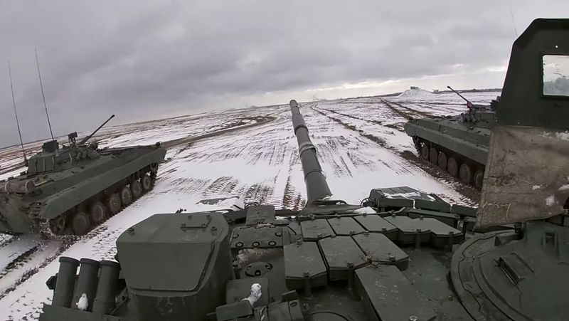 &copy; Reuters. Un grupo de tanques, durante los ejercicios conjuntos de las fuerzas armadas de Rusia y Bielorrusia, en un campo de tiro en Bielorrusia, en una imagen fija de un vídeo distribuido publicado el 2 de febrero de 2022. Ministerio de Defensa de Rusia/Handout 