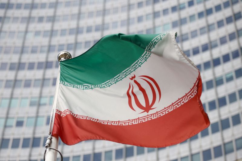 &copy; Reuters. FOTO DE ARCHIVO: La bandera iraní ondea frente a la sede del Organismo Internacional de Energía Atómica (OIEA) en Viena, Austria, 1 de marzo de 2021. REUTERS/Lisi Niesner