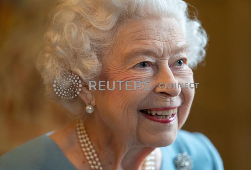 &copy; Reuters. La reina Isabel asiste a una recepción con representantes de grupos comunitarios locales para celebrar el inicio del Jubileo de platino, en el salón de baile de Sandringham House, que es la residencia de la reina en Norfolk, en Sandringham, Gran Bretañ