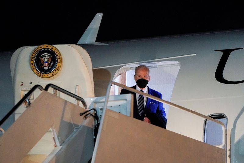 &copy; Reuters. الرئيس الأمريكي جو بايدن يخرج من الطائرة الرئاسية لدى وصوله لنيوكاسل بولاية ديلاوير الأمريكية يوم الجمعة. تصوير:رويترز.