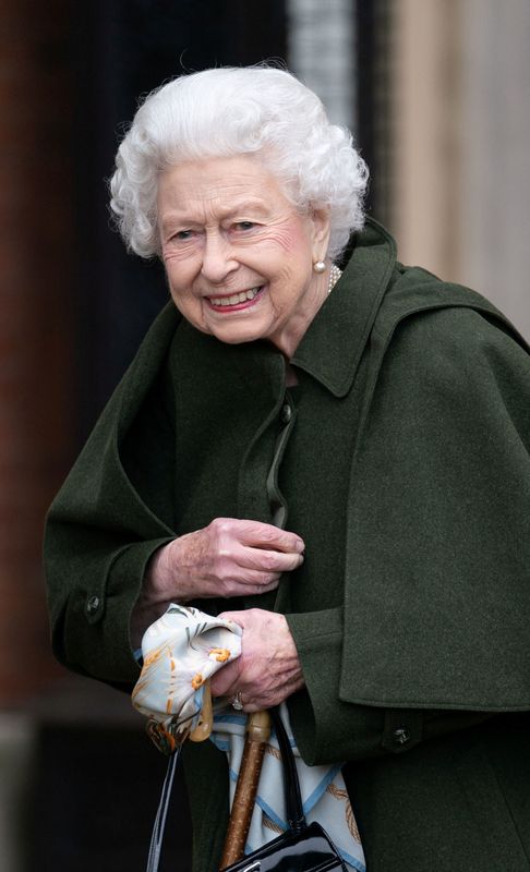 © Reuters. الملكة إليزابيث ملكة بريطانيا تغادر منزل ساندرينجهام مقر إقامتها في شرق إنجلترا يوم السبت. صورة لرويترز من ممثل لوكالات الأنباء.