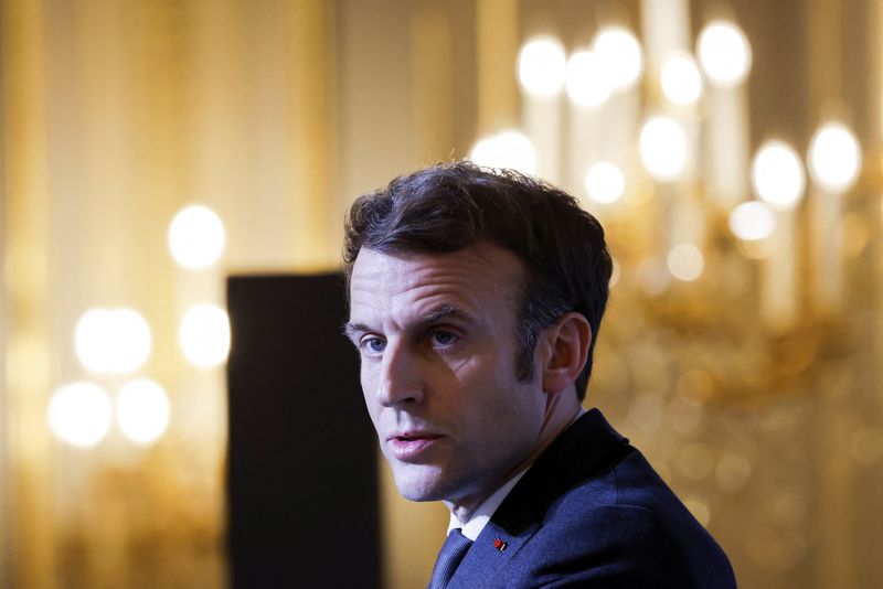 © Reuters. الرئيس الفرنسي إيمانويل ماكرون في قصر الإليزيه في باريس يوم 26 يناير كانون الثاني 2022. صورة من ممثل لوكالات الأنباء. 