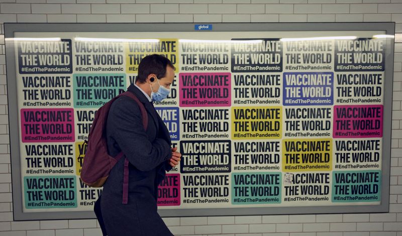 &copy; Reuters. FILE PHOTO: A man walks past a sign amidst the spread of the coronavirus disease (COVID-19), in London, Britain, January 24, 2022. REUTERS/Hannah McKay/File Photo