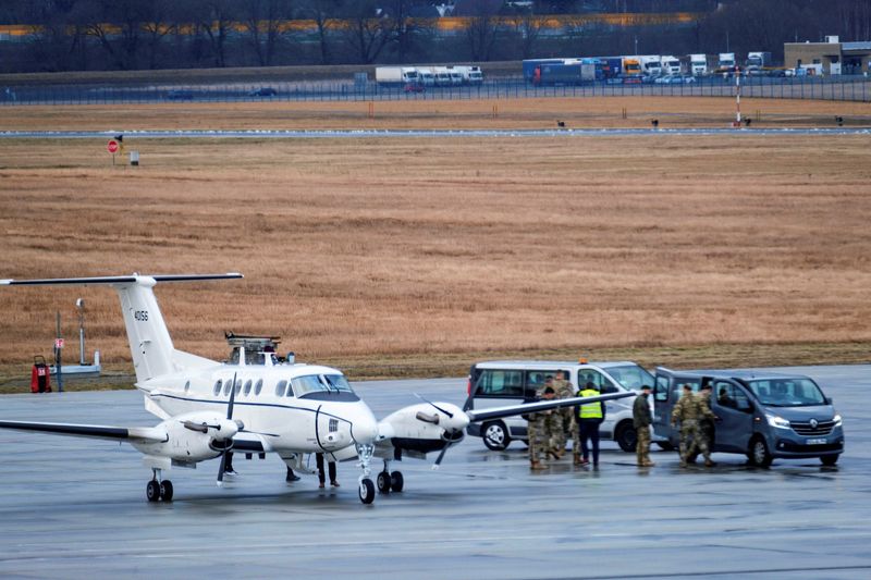 © Reuters. A U.S. Air Force plane carrying unidentified members of the U.S. Chain of Command lands at Rzeszow-Jasionka Airport near Rzeszow, Poland February 5, 2022. Patryk Ogorzalek/Agencja Wyborcza.pl via REUTERS 