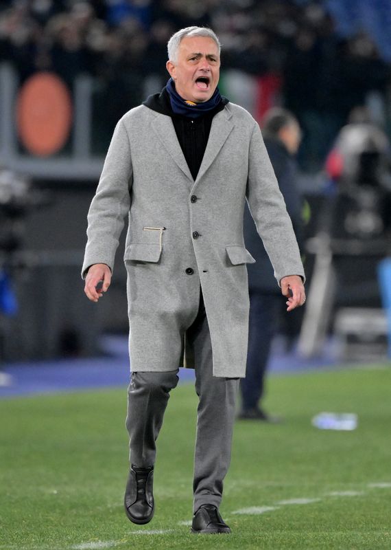 © Reuters. جوزيه مورينيو مدرب روما خلال لقاء يوفنتوس في دوري الدرجة الأولى الإيطالي  لكرة القدم في روما يوم 9 يناير كانون الثاني 2022. تصوير:رويترز.