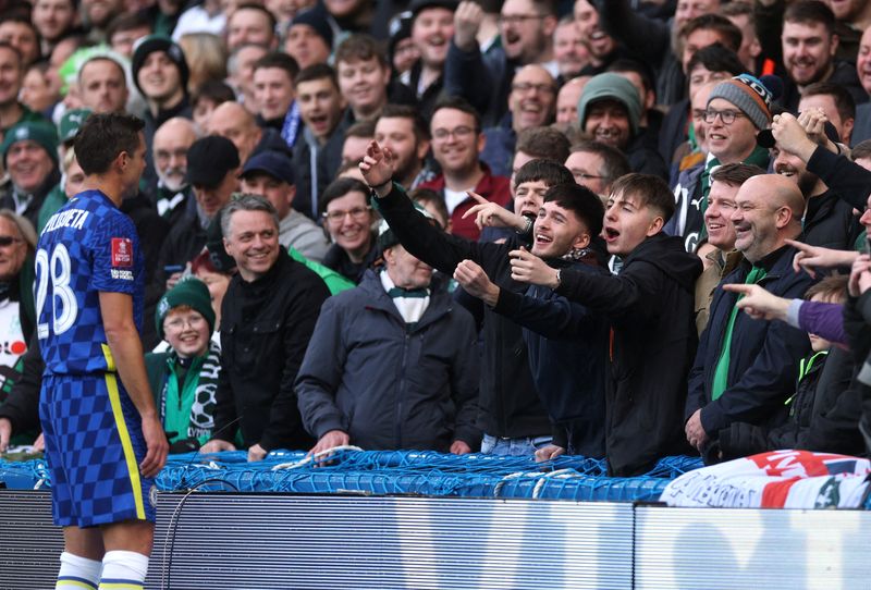 © Reuters. سيزار أزبليكويتا لاعب تشيلسي في مواجهة مع مشجعي بليموث خلال لقاء الفريقين في لندن يوم السبت. تصوير:رويترز.