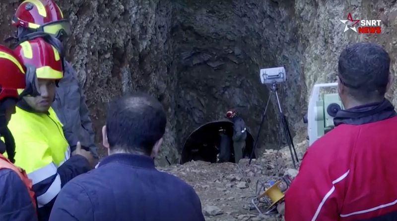 &copy; Reuters. مشهد يظهر موقع عمل رجال الإنقاذ للوصول إلى الطفل ريان الذي سقط في بئر بالتلال القريبة من مدينة شفشاون شمال المغرب في صورة من مقطع فيديو حصلت 