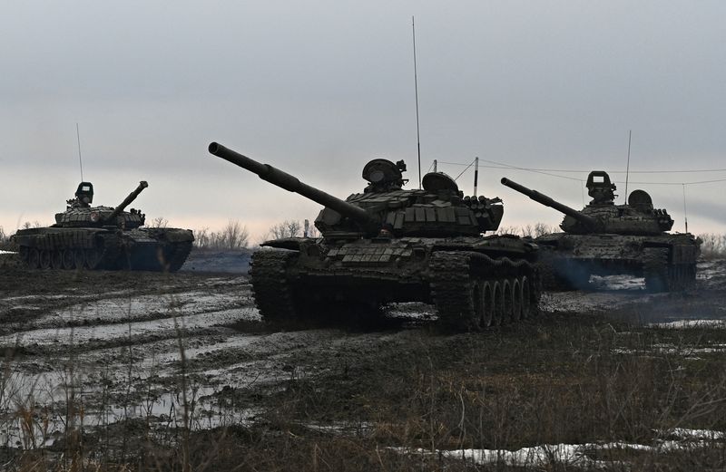 &copy; Reuters. Foto de archivo. Miembros del servicio ruso conducen tanques durante los simulacros realizados por las fuerzas armadas del Distrito Militar del Sur en la región de Rostov, Rusia, 3 de febrero de 2022. REUTERS/Sergey Pivovarov