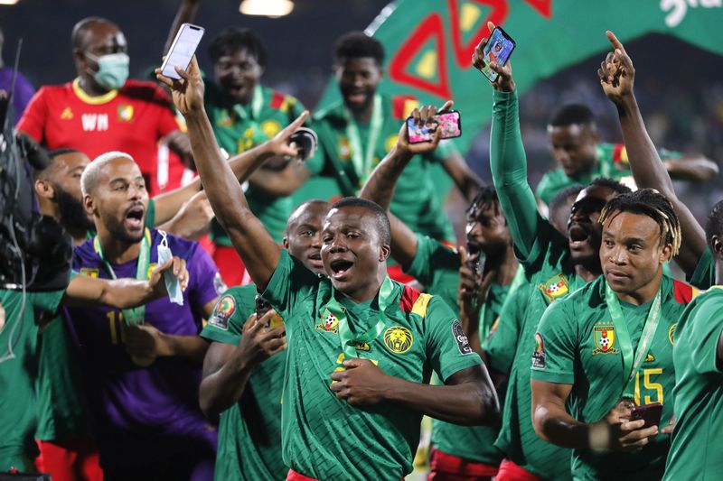 &copy; Reuters. لاعبو الكاميرون يحتفلون بفوزهم بالمركز الثالث في كأس الأمم الأفريقية لكرة القدم في ياوندي يوم السبت. تصوير: محمد عبد الغني - رويترز