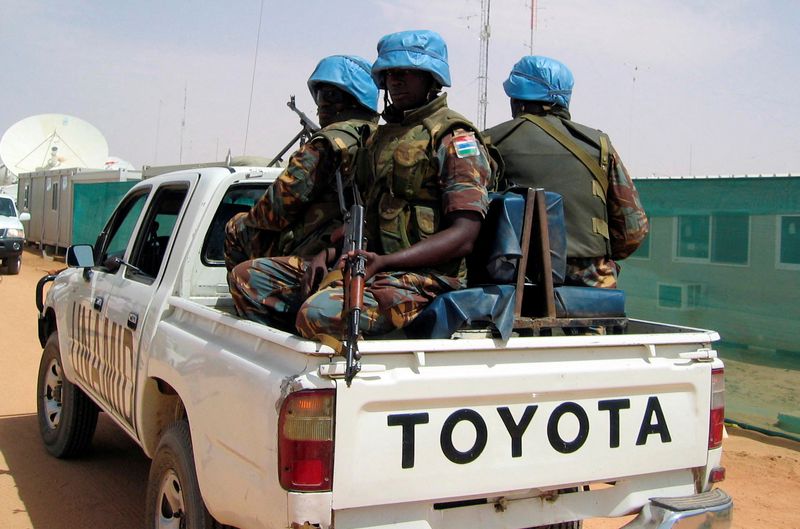 &copy; Reuters. أفراد من بعثة حفظ السلام السابقة للاتحاد الأفريقي والأمم المتحدة (يوناميد) في الفاشر بصورة من أرشيف رويترز.
