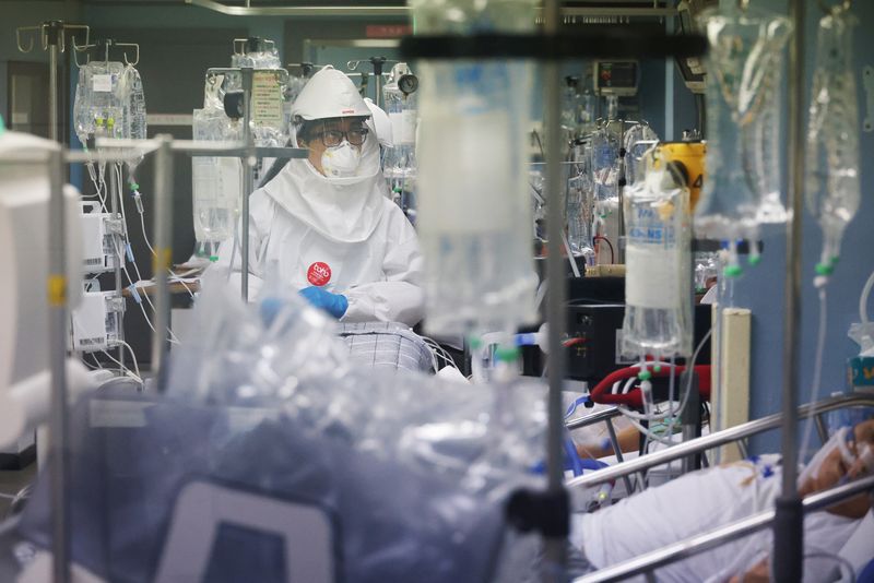 &copy; Reuters. FILE PHOTO: A medical worker checks a coronavirus disease (COVID-19) patient at the intensive care unit (ICU) of Bagae Hospital in Pyeongtaek, South Korea, November 29, 2021.  REUTERS/Kim Hong-Ji