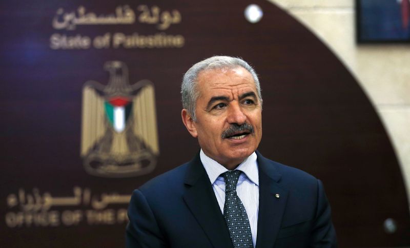 &copy; Reuters. رئيس الوزراء الفلسطيني محمد اشتيه يتحدث خلال مؤتمر صحفي في صورة من أرشيف رويترز.
