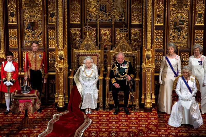 &copy; Reuters. Le prince Charles, héritier du trône d'Angleterre, a rendu hommage dimanche à sa mère Elizabeth II pour ses 70 ans de règne, en jugeant que cet anniversaire était une occasion pour les Britanniques de se rassembler. /Photo d'archives/Victoria Jones/